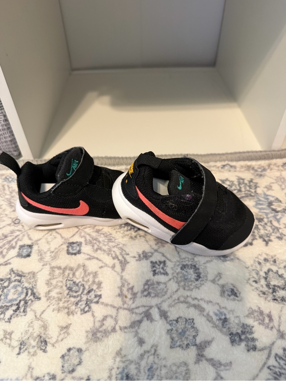 Nike Kids Black & Coral Hook-and-Loop Sneakers